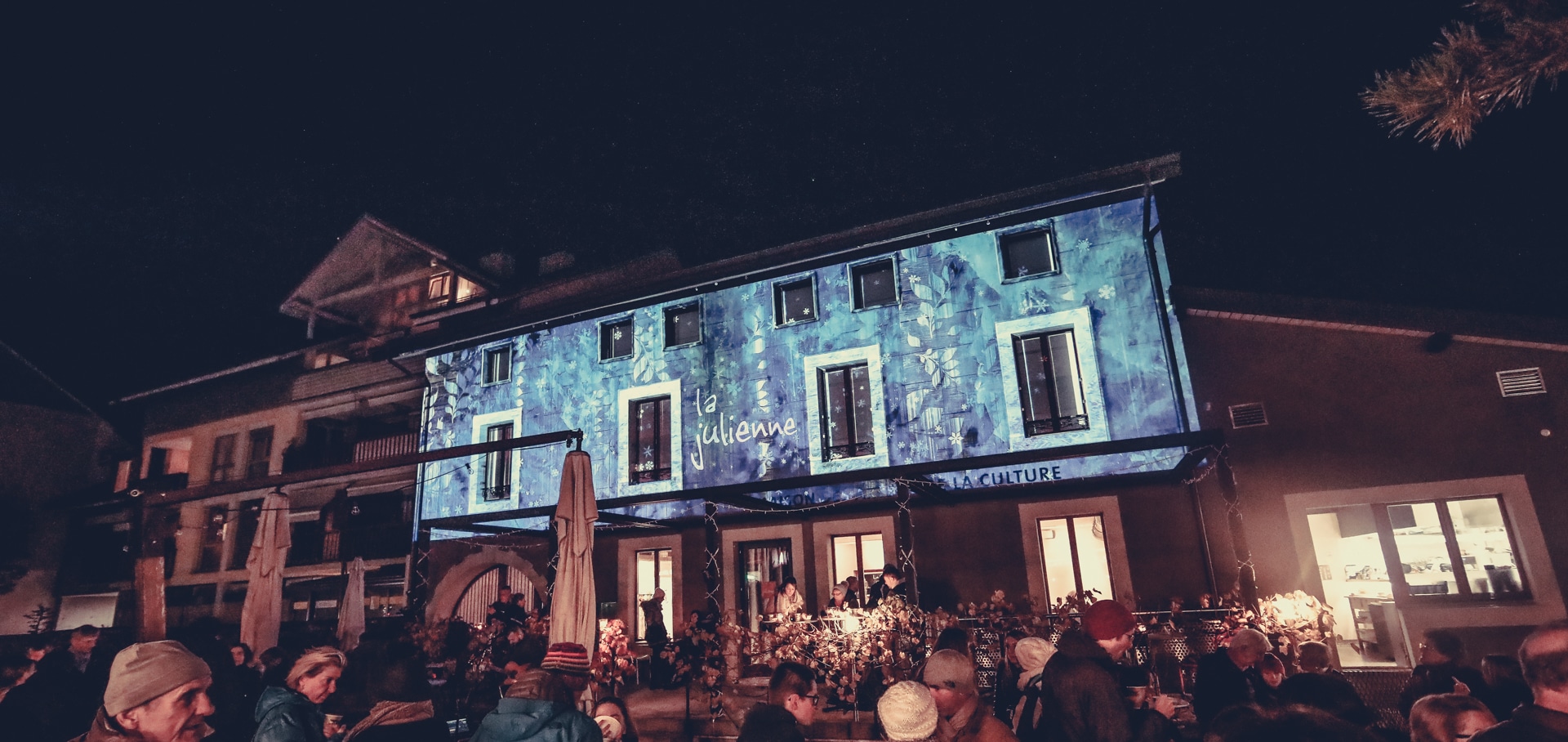 Mapping vidéo de "La julienne", café restaurant et maison des arts et de la culture de la commune de Plan-les-Ouates à Genève.